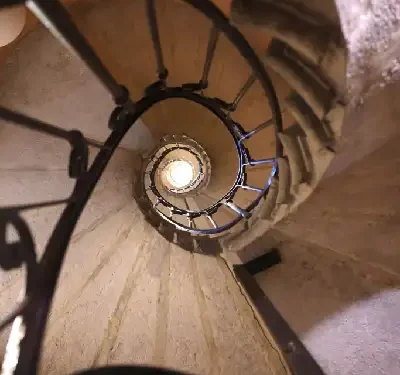 Escalier d'une traboule de Lyon sans noyau centrale