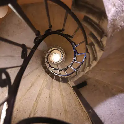 Escalier d'une traboule de Lyon sans noyau centrale