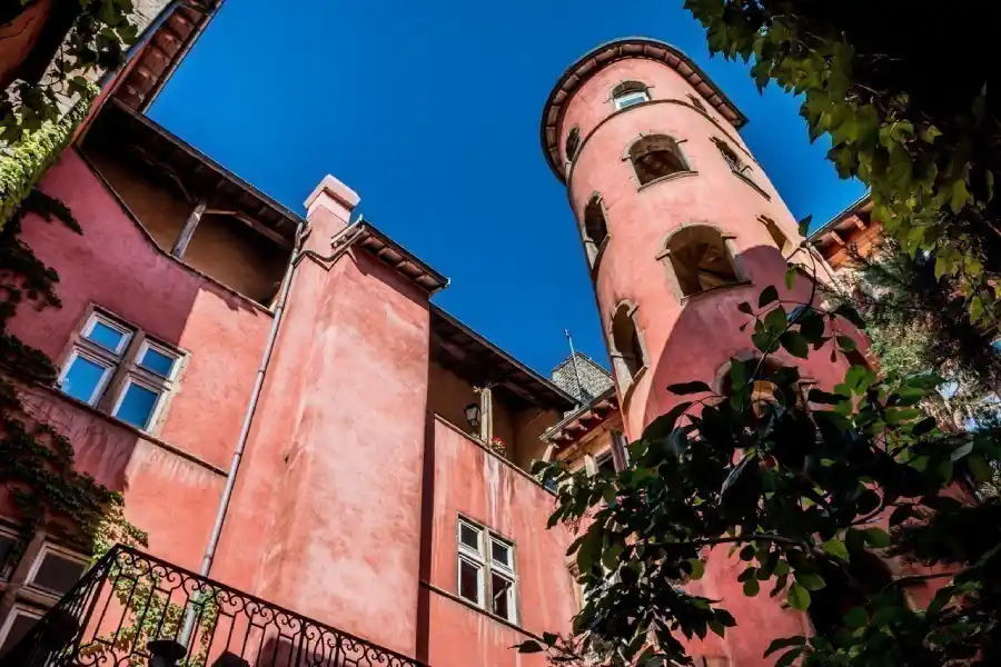 la tour rose sur lyon